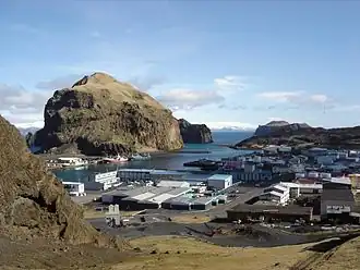 La Heimaklettur dominant le port de Heimaey.