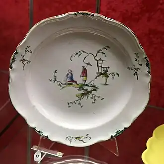 Assiette à décor au chinois, Grasse, musée d'art et d'histoire de Provence.
