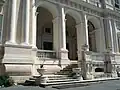L'escalier menant à la loggia de la façade principale