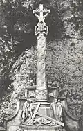 Deux des arrêts du Chemin de Croix.