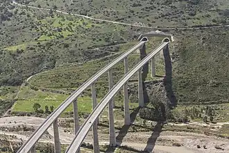 Viaduc de Tusa (traversant la rivière Tusa) précédant le tunnel Halaesa à proximité de la commune du même nom