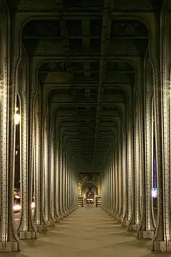 À gauche, vue générale en direction du 16e arrondissement ; au centre, sous le viaduc ; à droite, rangée de luminaires Art déco.