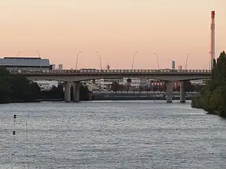 Pont au-dessus d'un fleuve.