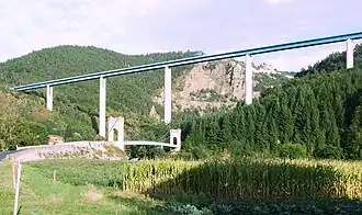Le viaduc du Lignon vu depuis le hameau de Confolent, avec au premier plan, le pont de Confolent.
