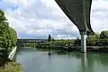 Trois ponts au-dessus d'une rivière.