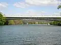 Traversée de la Seine, côté Nanterre, avec en arrière-plan le viaduc de Nanterre et une rame MI 84.