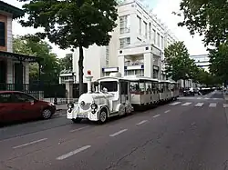 Train touristique de Vichy sur le boulevard des États-Unis