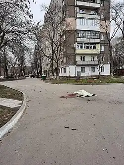 Corps d'un civil ukrainien dans une rue de Marioupol