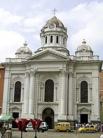 Photo de la façade de la cathédrale