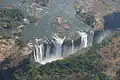 Quand le débit du fleuve est faible, les chutes ne coulent que sur leur partie ouest, côté Zimbabwe, la partie est côté Zambie étant asséchée