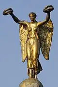 La Victoire de Louis-Simon Boizot au sommet de la colonne.