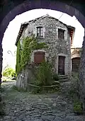 Ruelle et vieille maison