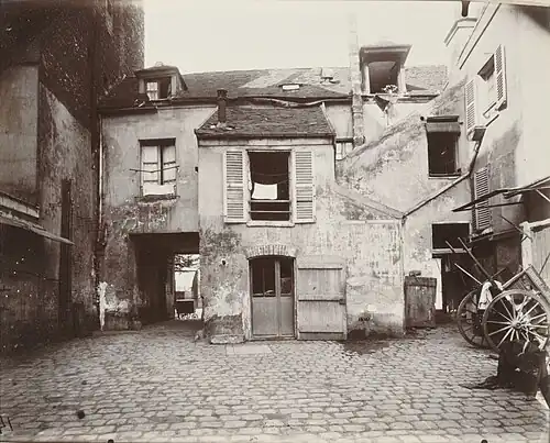 Vieille cour au numéro 178 de l'avenue (1885-1925, Eugène Atget).