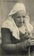 Vieille fumeuse de Rosporden (carte postale, collection Villard).