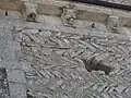 Modillons et appareil en arête-de-poisson dans les murs.