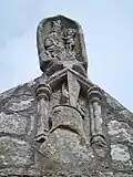 Détail sculpture, Vierge à l'Enfant, sur le porche sud.