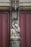 Vierge devant le pilier central.