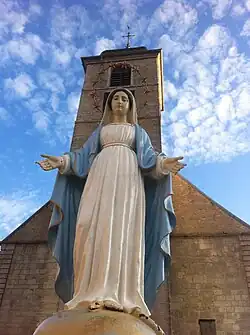Vierge au serpent devant l'église.