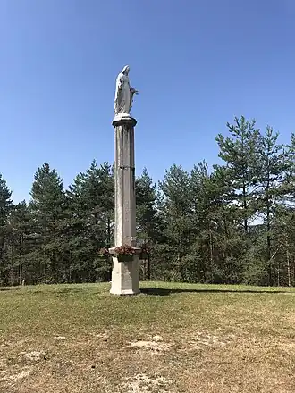 La statue de la Vierge.