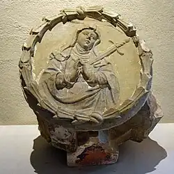 Photographie d'une clef de voûte montrant une Vierge au cœur transpercé d'une épée.