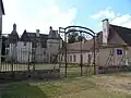 La cour d'honneur et la façade du château.