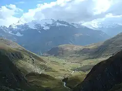 Vue à  3,5&nbsp;km du sommet sur le torrent de la Lenta plus bas, une portion à 9 % plus bas à gauche, et l'Albaron (3&nbsp;638&nbsp;m) au fond.