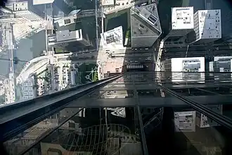 À l'intérieur du caisson les visiteurs ont l'impression de marcher dans le vide.