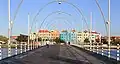 Sur le pont de la reine Emma. La vue vers le quartier de Otrobanda; Février 2020.