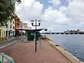 Embarcadère des bacs et pont Reine Emma avec le poste de commande à gauche