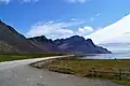 La Vestrahorn depuis la route 1 à l'ouest en direction du tunnel de l'Almannaskarð.