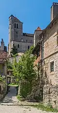 Vue de l'église depuis une rue médiévale.