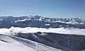 Le massif Arabika vu de la chaîne Aibga&nbsp;(en).