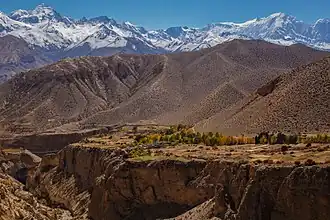 Le village de Ghyakar devant la chaîne des Annapurnas.