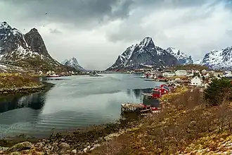 Le Reinefjorden&nbsp;(no) vers le nord à Moskenes. Avril 2017.
