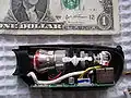 Viseur électronique d'une ancienne caméra vidéo vue en coupe, on notera le CRT miniature.