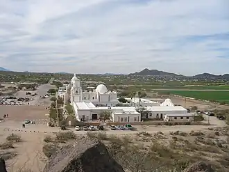 La mission vue depuis la colline à l'est du complexe.