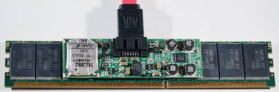 Barrette de RAM connectée via SATA.
