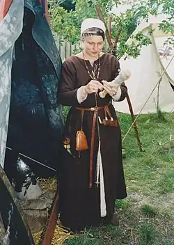 Femme viking : une reconstitution utilisant le fuseau de chute aux Pays-Bas.