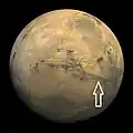 Image de Mars (sonde Viking) : la flèche indique la position des RSL sur les images d'HIRISE suivantes.