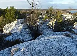 Vikingaberget (la colline aux vikings), qui culmine à 77,24&nbsp;mètres d'altitude, est le point le plus haut de la commune de Stockholm.