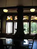 Cheminée d'Alexandre Bigot et vitraux de Jacques Grüber.