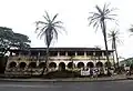 Vue de face de la Villa Mandessi Bell à Bonanjo au Cameroun