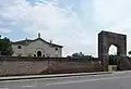 Vue de la villa et de son portail d'entrée.