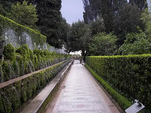 Allée des Cent Fontaines.