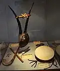Vitrine avec instruments de musique.