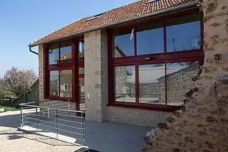 Vue d'un ancien bâtiment en pierre de couleur ocre