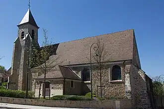 Vue de la nef et du clocher d'une église.