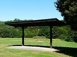 Abri voyageurs de l'ancienne gare de Villac.