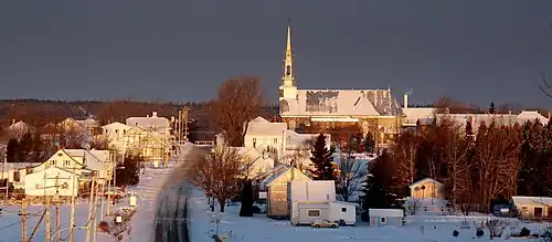 La rue de l'Église à Saint-Arsène.