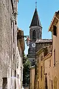 Une ruelle et le clocher de l'église Saint-Christophe.